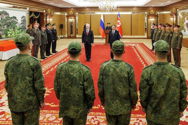 Глава Минобороны РФ вручил ордена Мужества военнослужащим Корейской Народной Армии - Sputnik Казахстан