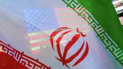 Флаг США виден сквозь флаг Ирана