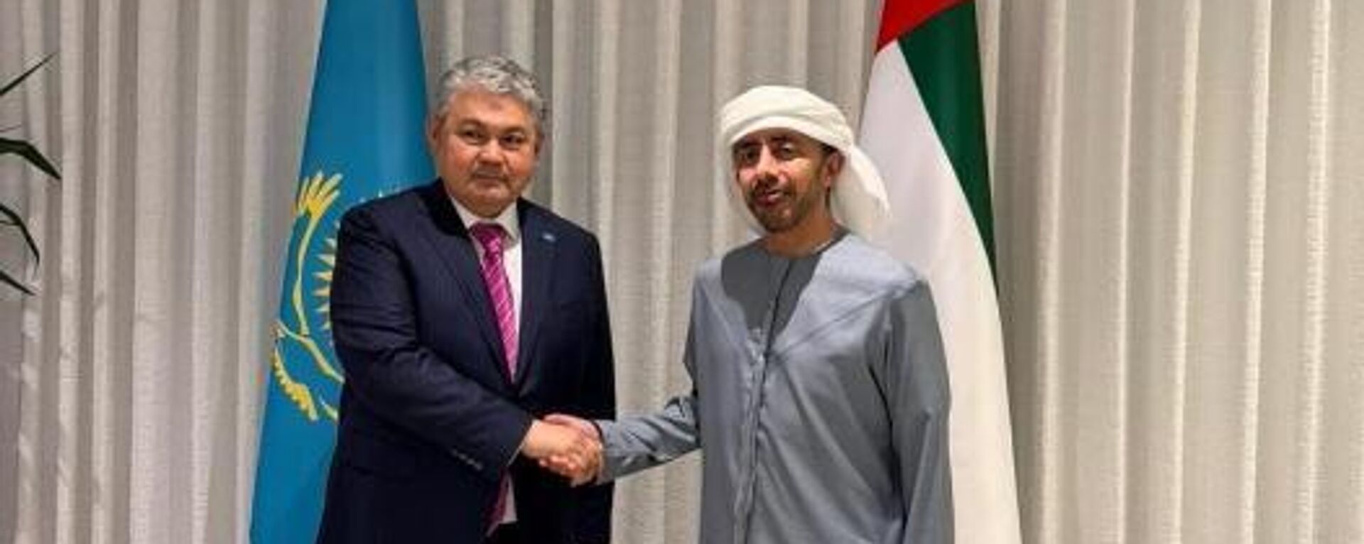  Глава МИД Казахстана и ОАЭ Ермек Кошербаев и шейх Абдалла бен Заид Аль Нахаян - Sputnik Казахстан, 1920, 27.04.2026