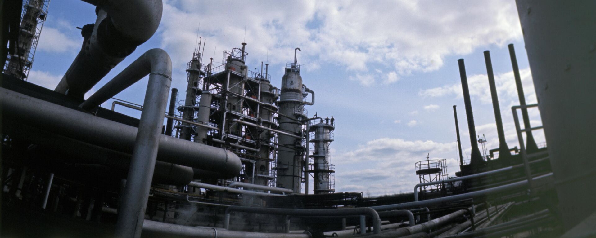 Нефтеперерабатывающий завод в Ухте, архивное фото - Sputnik Казахстан, 1920, 27.04.2026