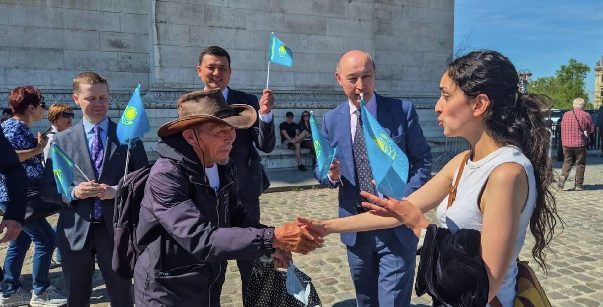 Парижге жаяу барған Ұлытау облысының тұрғыны Сәрсембай Қотырашев  - Sputnik Қазақстан, 1920, 27.04.2026