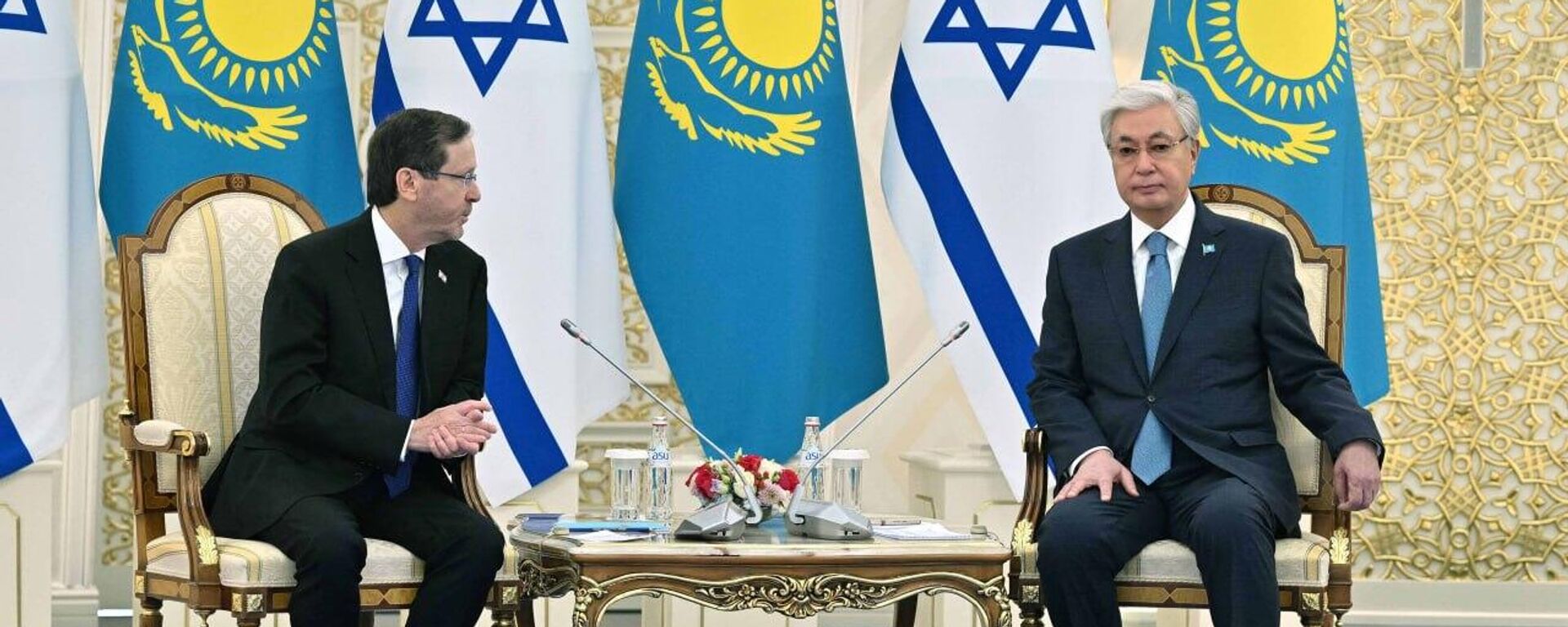Касым-Жомарт Токаев и президент Израиля Ицхак Герцог провели встречу в узком составе - Sputnik Қазақстан, 1920, 27.04.2026