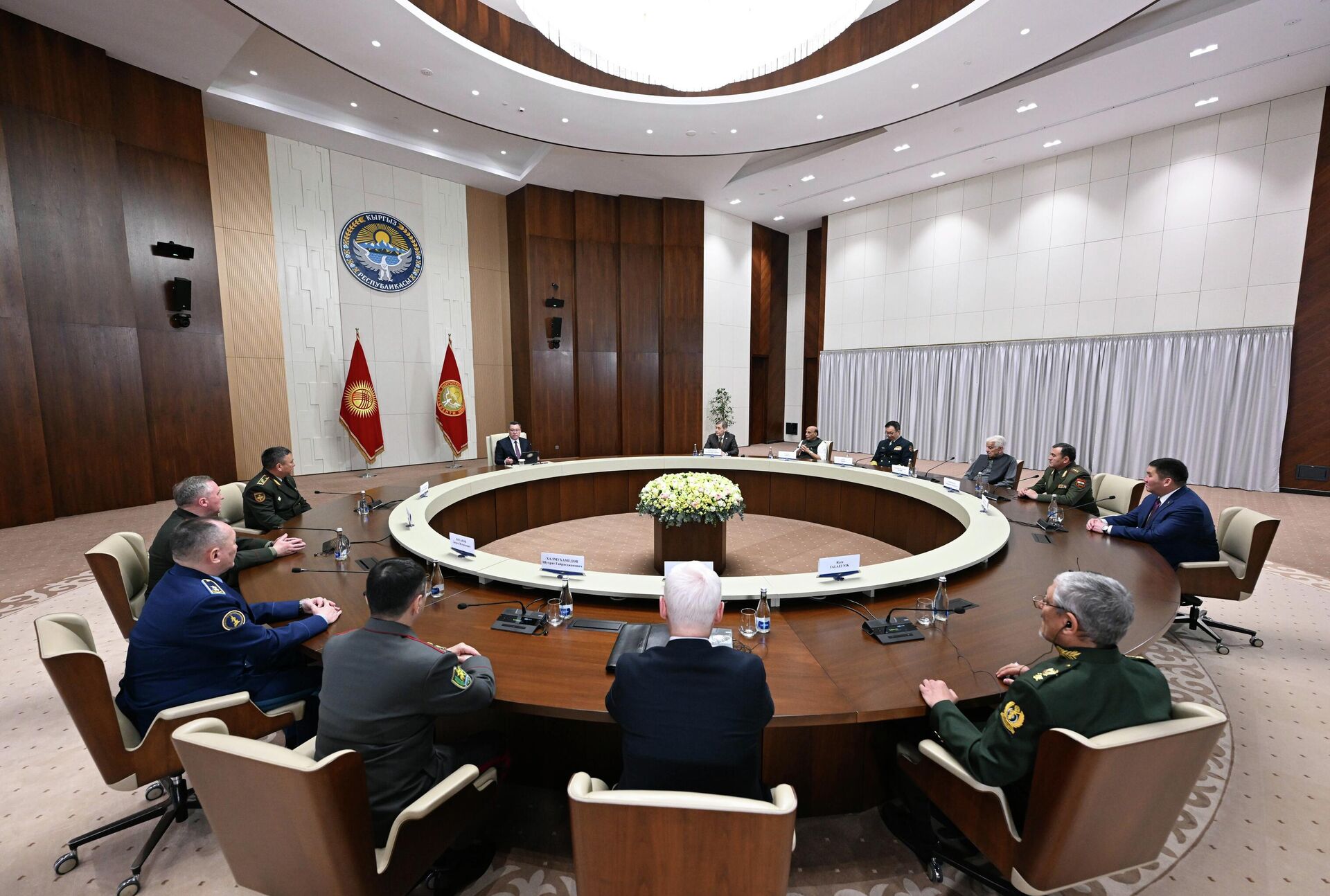 Садыр Жапаров принял руководителей оборонных ведомств государств-членов ШОС - Sputnik Казахстан, 1920, 28.04.2026