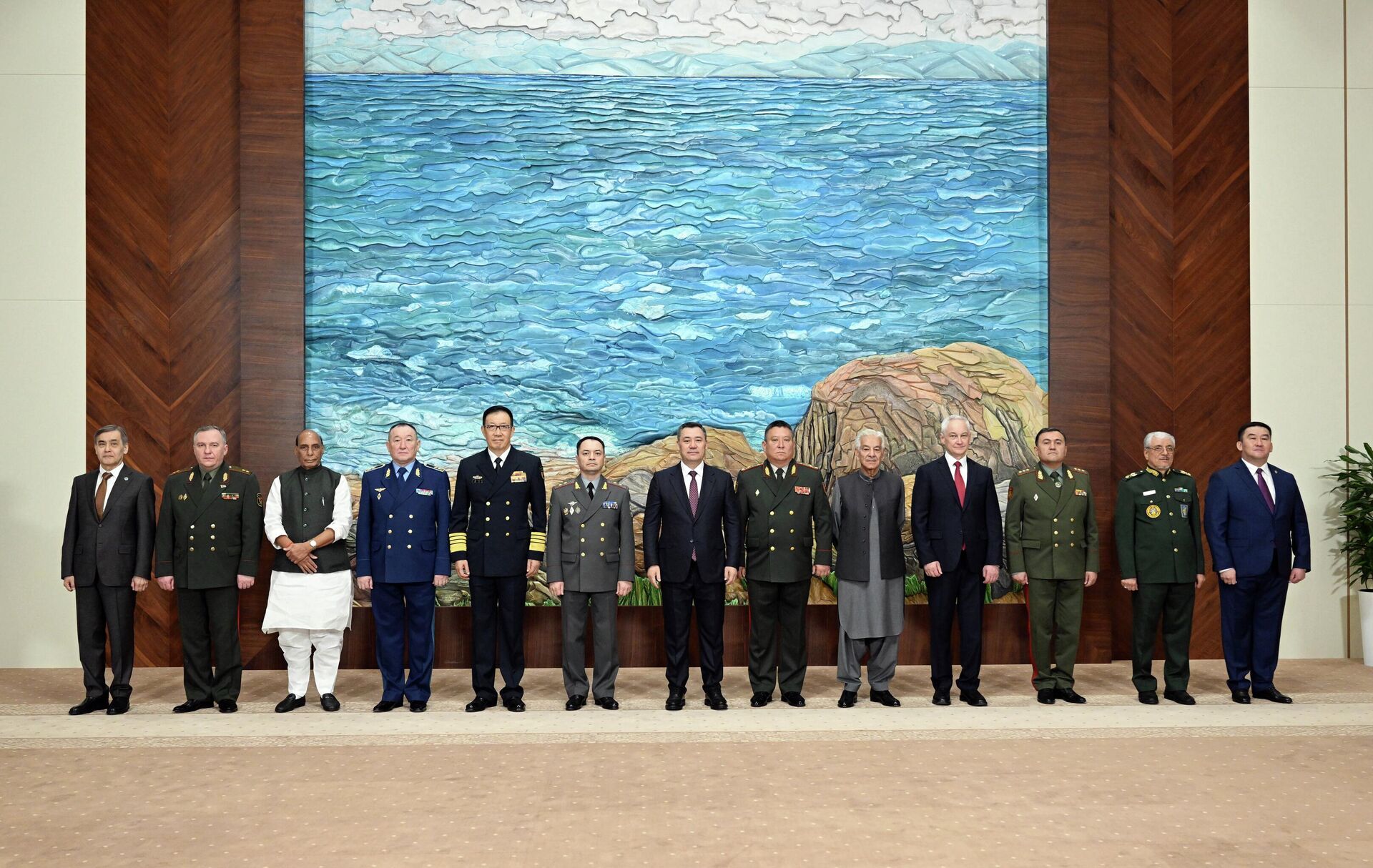 Садыр Жапаров принял руководителей оборонных ведомств государств-членов ШОС - Sputnik Казахстан, 1920, 28.04.2026