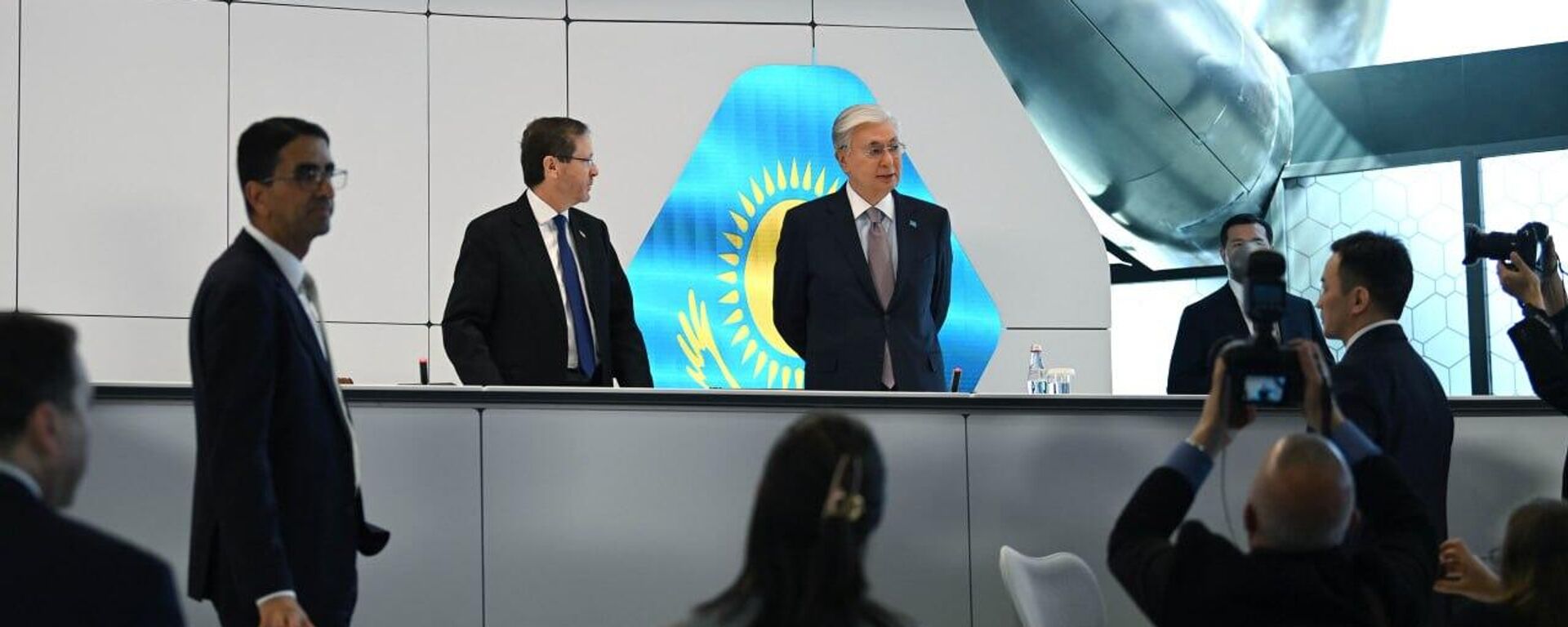 Қазақстан мен Израиль президенттері Alem.ai Халықаралық жасанды интеллект орталығына барды - Sputnik Қазақстан, 1920, 28.04.2026