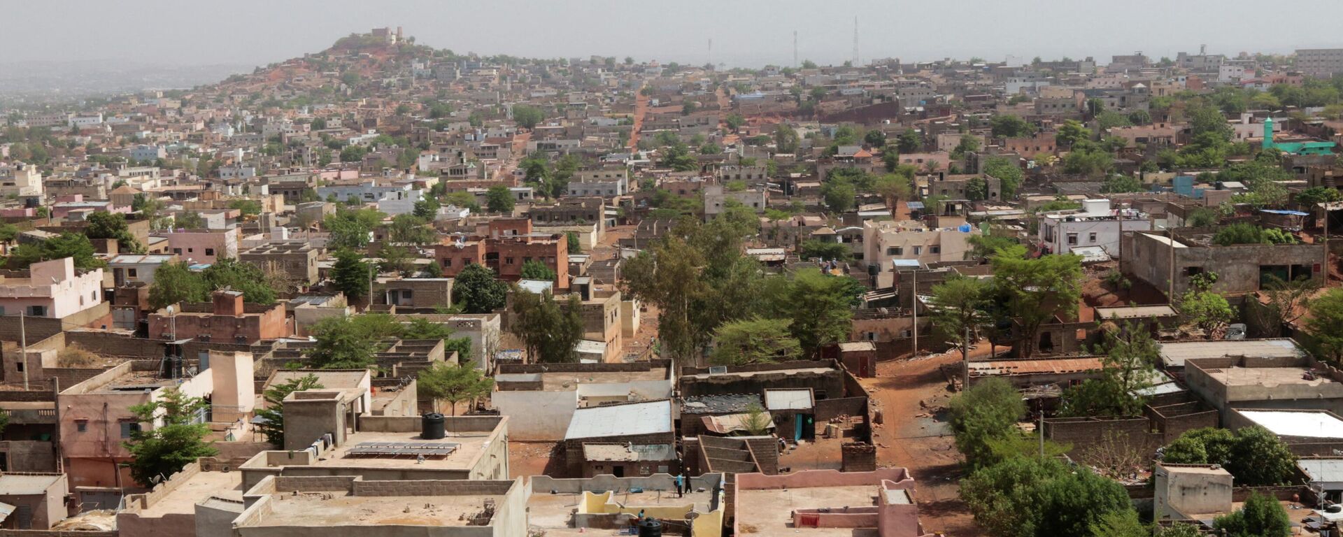 Общий вид Бамако после нападения повстанцев на военные базы по всей стране, Бамако, Мали, 25 апреля 2026 г.  - Sputnik Казахстан, 1920, 28.04.2026