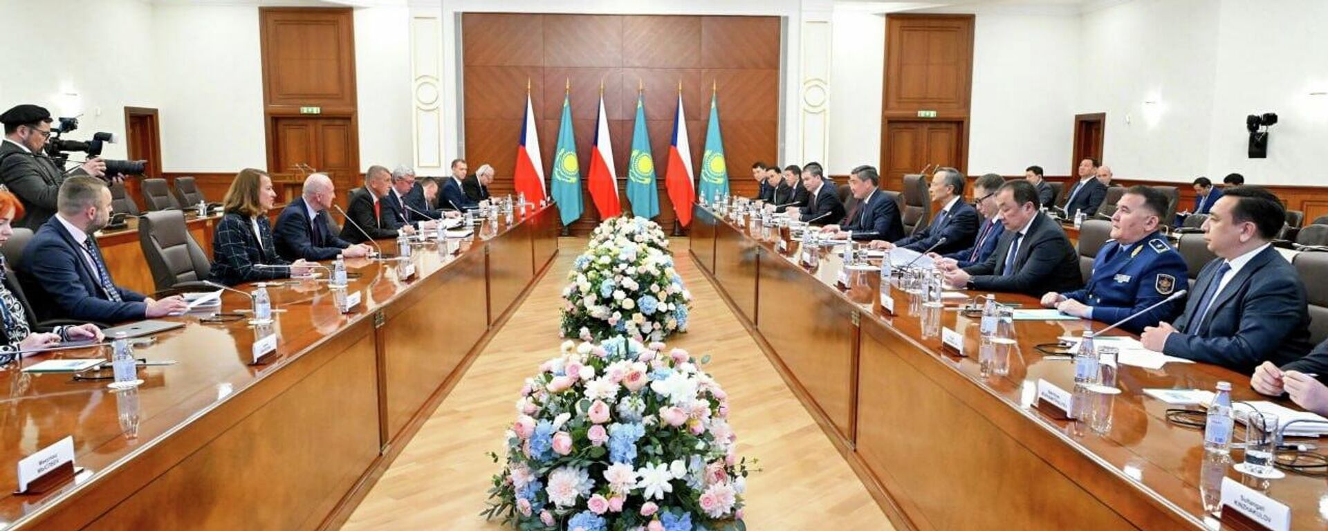 Премьер-министр Республики Казахстан Олжас Бектенов провел встречу с премьер-министром Чешской Республики Андреем Бабишем, прибывшим в Астану с официальным визитом - Sputnik Казахстан, 1920, 28.04.2026