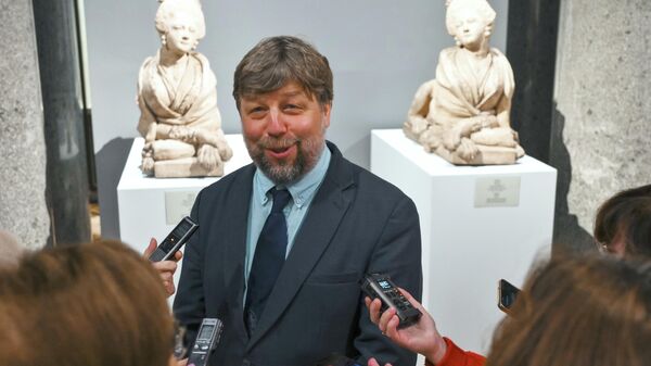 Александр Бутягин на выставке  Посмотри в глаза чудовищ… в Санкт-Петербурге - Sputnik Казахстан