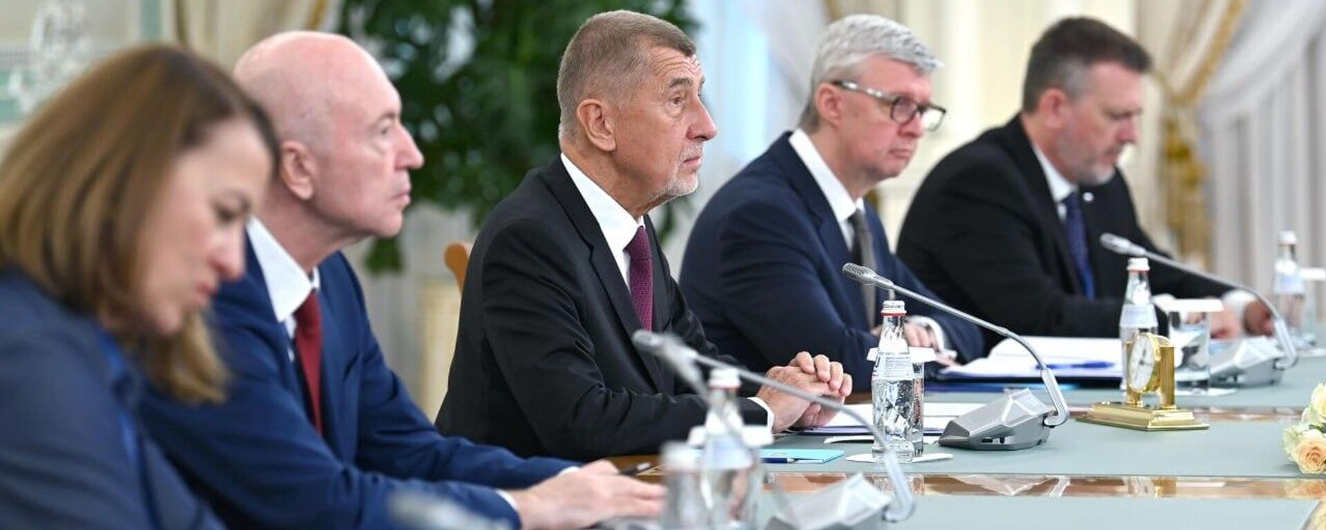 Тоқаев пен Бабиш кеңейтілген құрамда келіссөз жүргізді - Sputnik Қазақстан, 1920, 29.04.2026