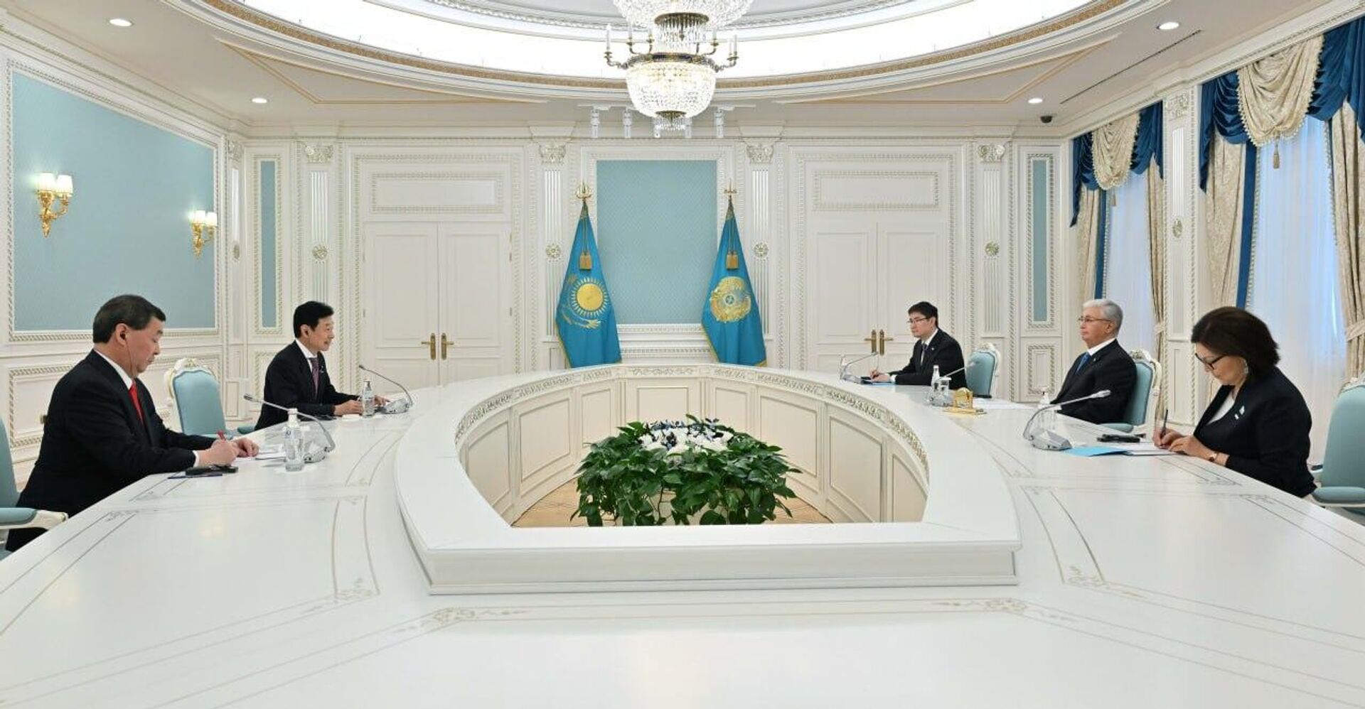 Председатель Японской парламентской лиги дружбы с Казахстаном Ясутоши Нишимура и Касым-Жомарт Токаев встретились в Акорде - Sputnik Казахстан, 1920, 30.04.2026