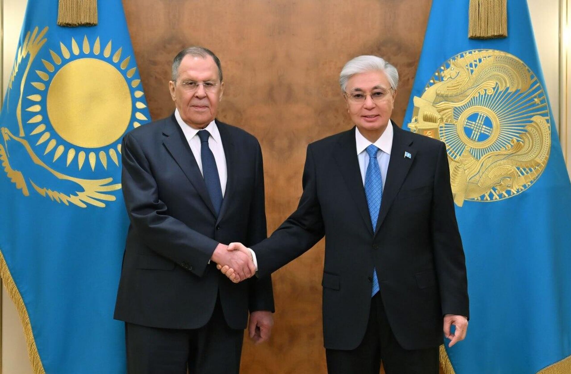 Касым-Жомарт Токаев и министр иностранных дел РФ Сергей Лавров - Sputnik Қазақстан, 1920, 30.04.2026