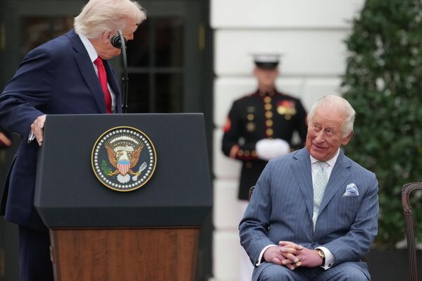 Король Великобритании Карл III слушает выступление президента Дональда Трампа на Южной лужайке Белого дома в Вашингтоне. - Sputnik Казахстан