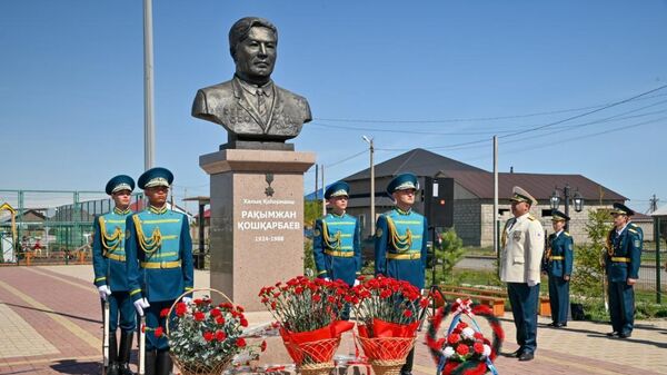 В с. Тайтобе Акмолинской области прошла торжественная церемония возложения цветов к памятнику героя Великой Отечественной войны, Халық қаһарманы Рахимжана Кошкарбаева - Sputnik Казахстан