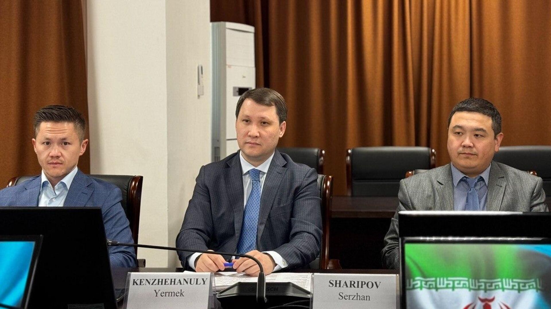 Встреча вице-министра сельского хозяйства Ермека Кенжеханұлы с руководителем иранской компании Фазли Мехди Мохаммадкаримом - Sputnik Казахстан, 1920, 04.05.2026