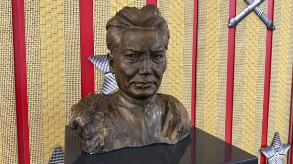 Бауыржан Момышұлының мүсіні. Мұны КСРО Халық суретшісі, академик Е.Вучетич дайындаған. - Sputnik Қазақстан