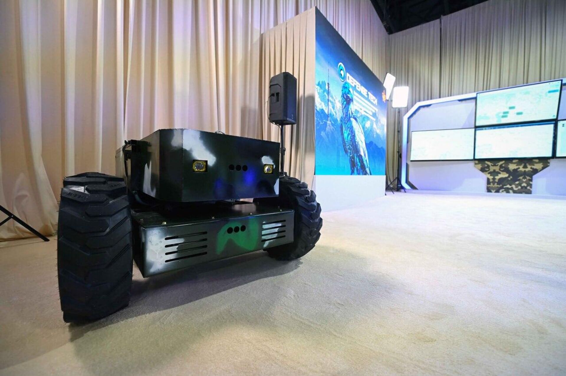 Президент Касым-Жомарт Токаев ознакомился с проектом Defense Tech, которую реализует министерство обороны Республики Казахстан - Sputnik Казахстан, 1920, 04.05.2026