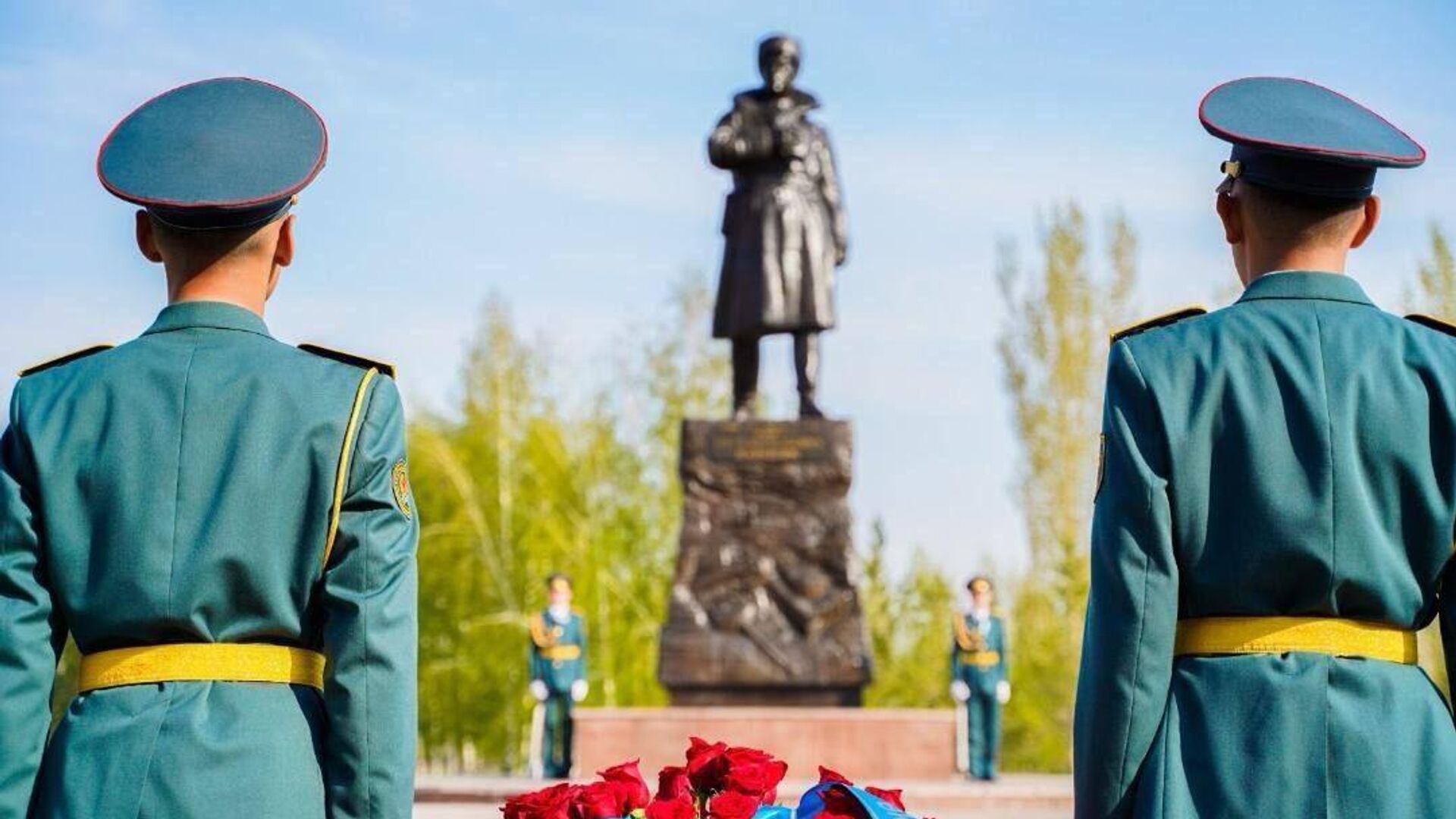 Возложение цветов к памятнику в День Победы - Sputnik Казахстан, 1920, 05.05.2026