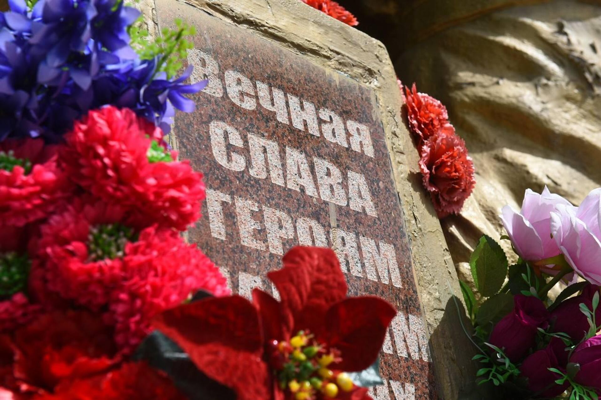 Участники акции также возложили цветы к мемориалу ветеранам Великой Отечественной войны - Sputnik Казахстан, 1920, 05.05.2026