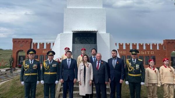 Делегация Генерального консульства Казахстана почтила память героев-казахстанцев в Псковской области - Sputnik Казахстан