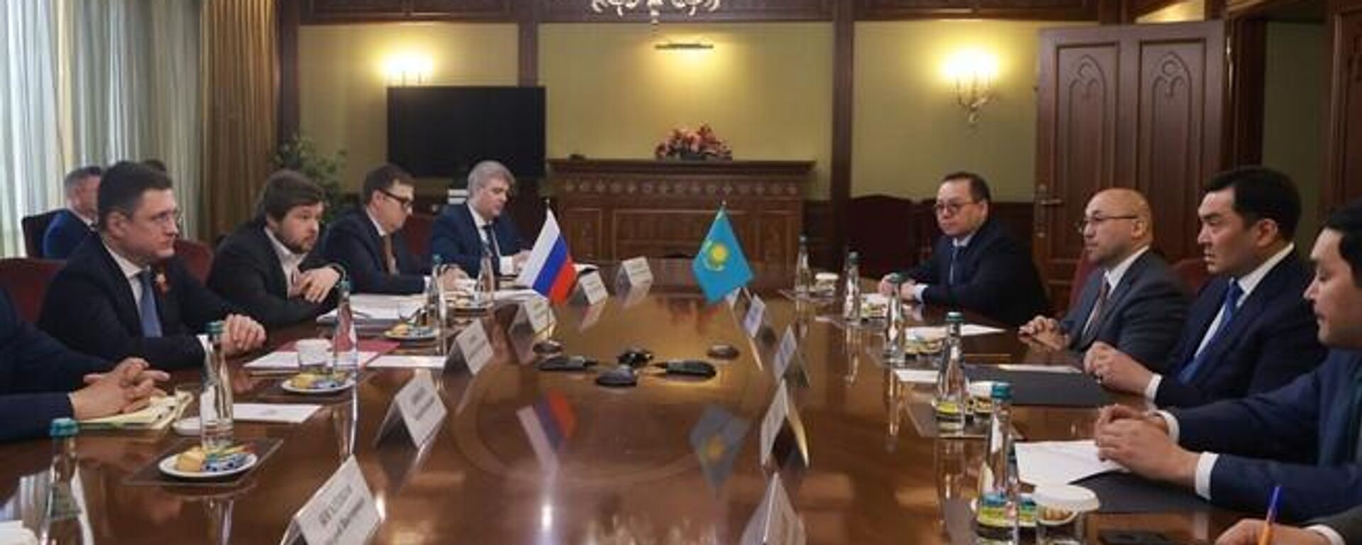 Александр Новак встретился с Министром энергетики Казахстана Ерланом Аккенженовым Александр Новак встретился с Министром энергетики Казахстана Ерланом Аккенженовым - Sputnik Казахстан, 1920, 06.05.2026