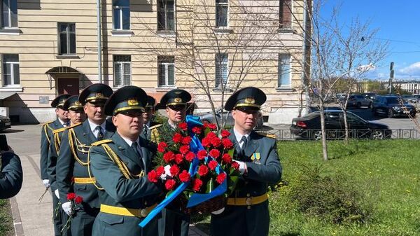 Санкт-Петербургте Әлия Молдағұлованың ескерткішіне гүл шоғы қойылды - Sputnik Қазақстан