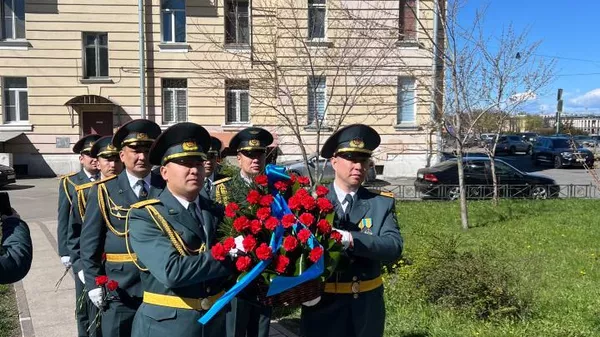 Санкт-Петербургте Әлия Молдағұлованың ескерткішіне гүл шоғы қойылды - Sputnik Қазақстан