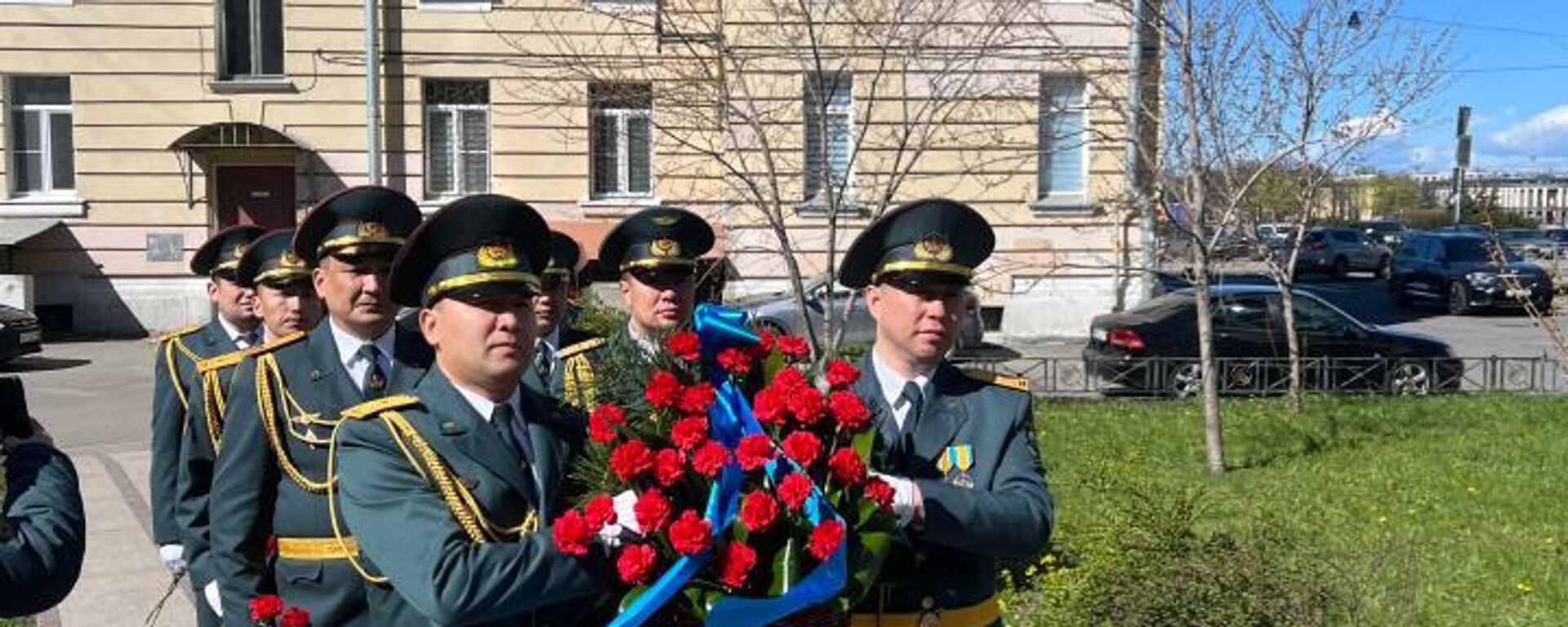 Санкт-Петербургте Әлия Молдағұлованың ескерткішіне гүл шоғы қойылды - Sputnik Қазақстан, 1920, 07.05.2026