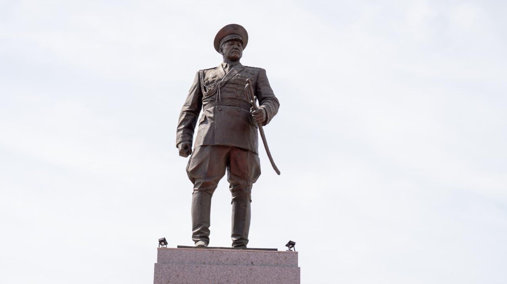 В Усть-Каменогорске возложили цветы к памятнику Сагадата Нурмагамбетова - Sputnik Казахстан, 1920, 07.05.2026