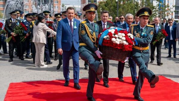 В Усть-Каменогорске возложили цветы к памятнику Сагадата Нурмагамбетова - Sputnik Казахстан