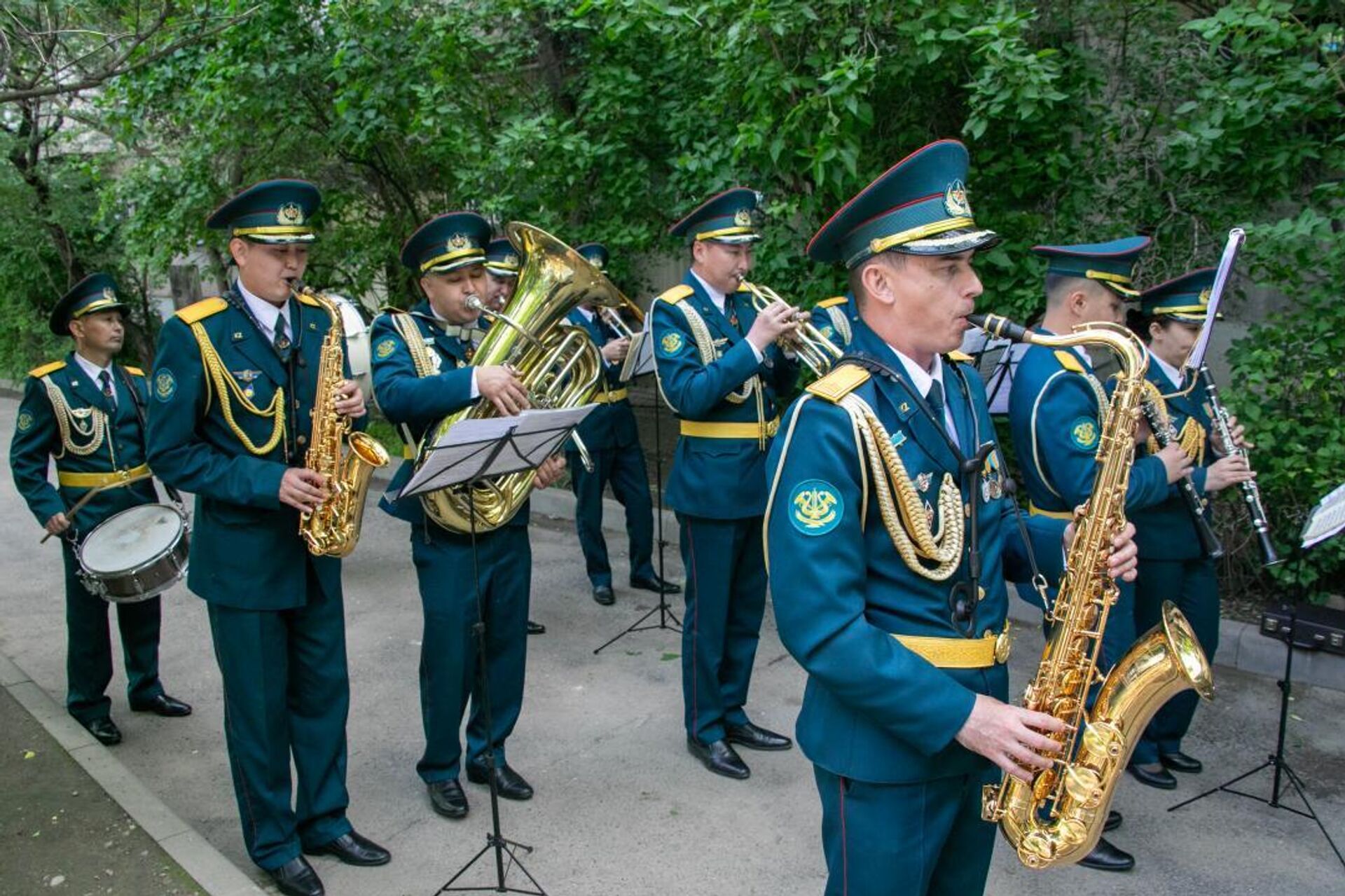 В Алматы служащие Десантно-штурмовых войск чествовали ветерана Великой Отечественной войны Виктора Карповича Изюмникова - Sputnik Казахстан, 1920, 07.05.2026