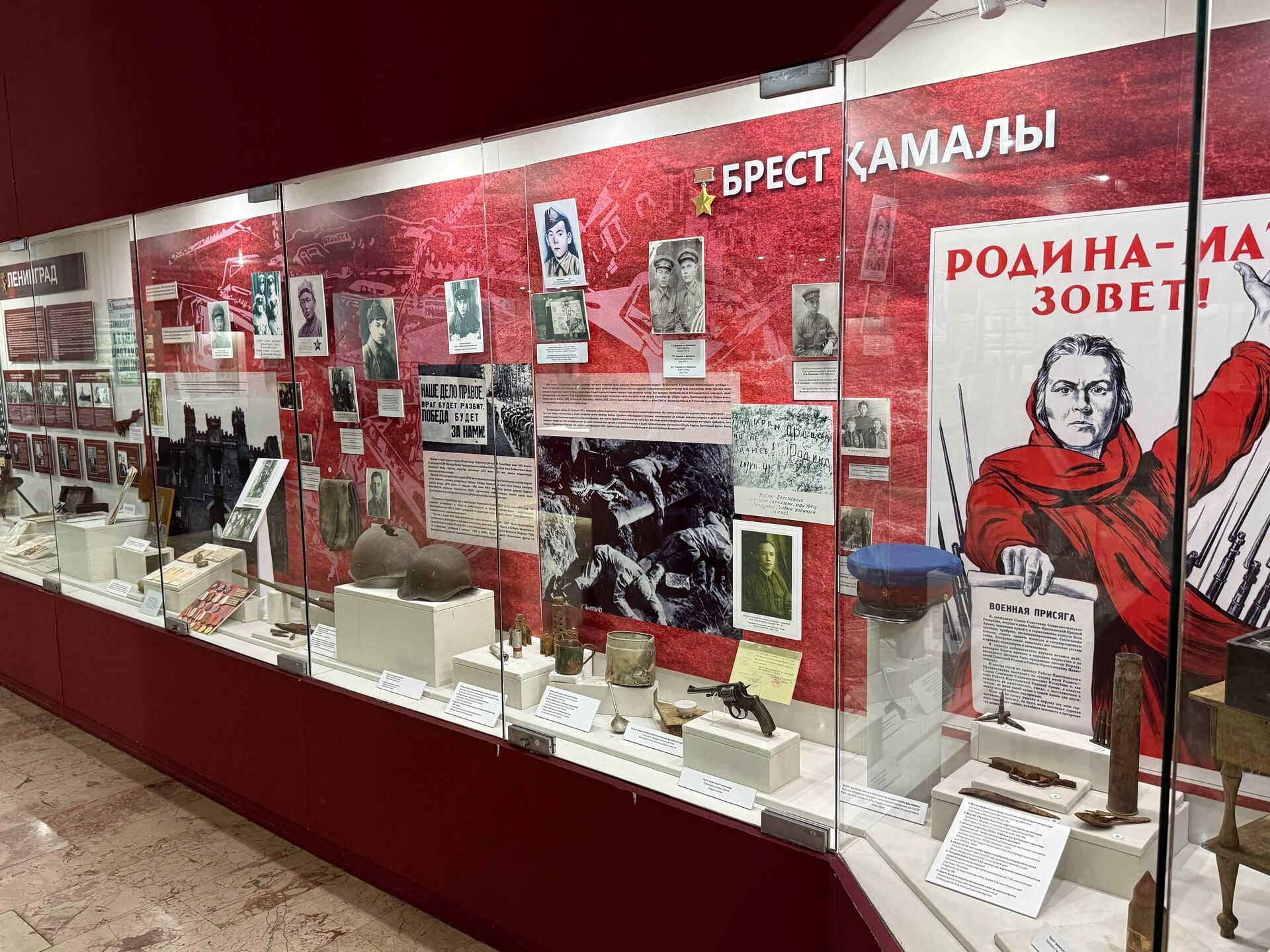 Посетителей встречают экспонаты, связанные с защитниками Брестской крепости - Sputnik Казахстан, 1920, 08.05.2026