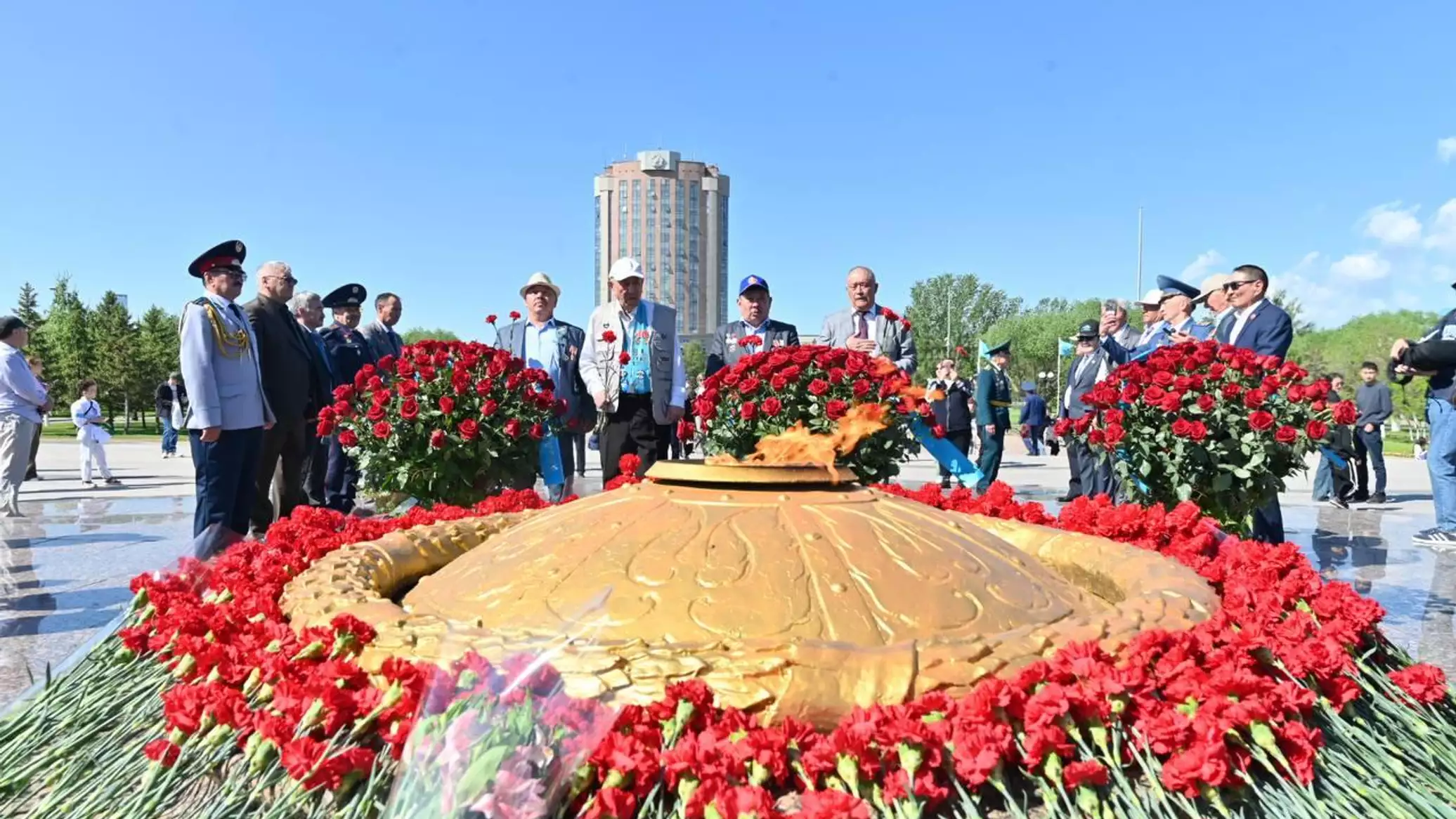 Астанчане собирают курган из гвоздик у Вечного огня: как столица отмечает День Победы