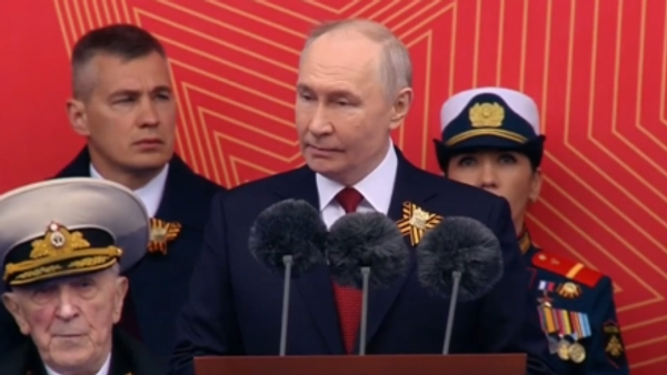 Владимир Путин выступает на параде Победы в Москве - Sputnik Казахстан