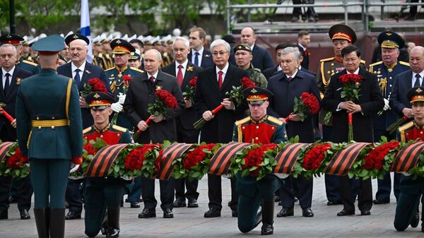 Қасым-Жомарт Тоқаев Белгісіз жауынгер бейітіне гүл шоқтарын қою рәсіміне қатысты Қасым-Жомарт Тоқаев Белгісіз жауынгер бейітіне гүл шоқтарын қою рәсіміне қатысты - Sputnik Қазақстан
