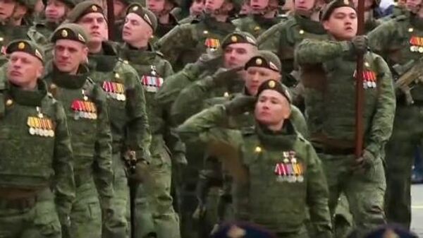 Казах Мирлан Джумагалиев возглавил парадный расчёт военных-участников СВО на Красной площади - Sputnik Казахстан