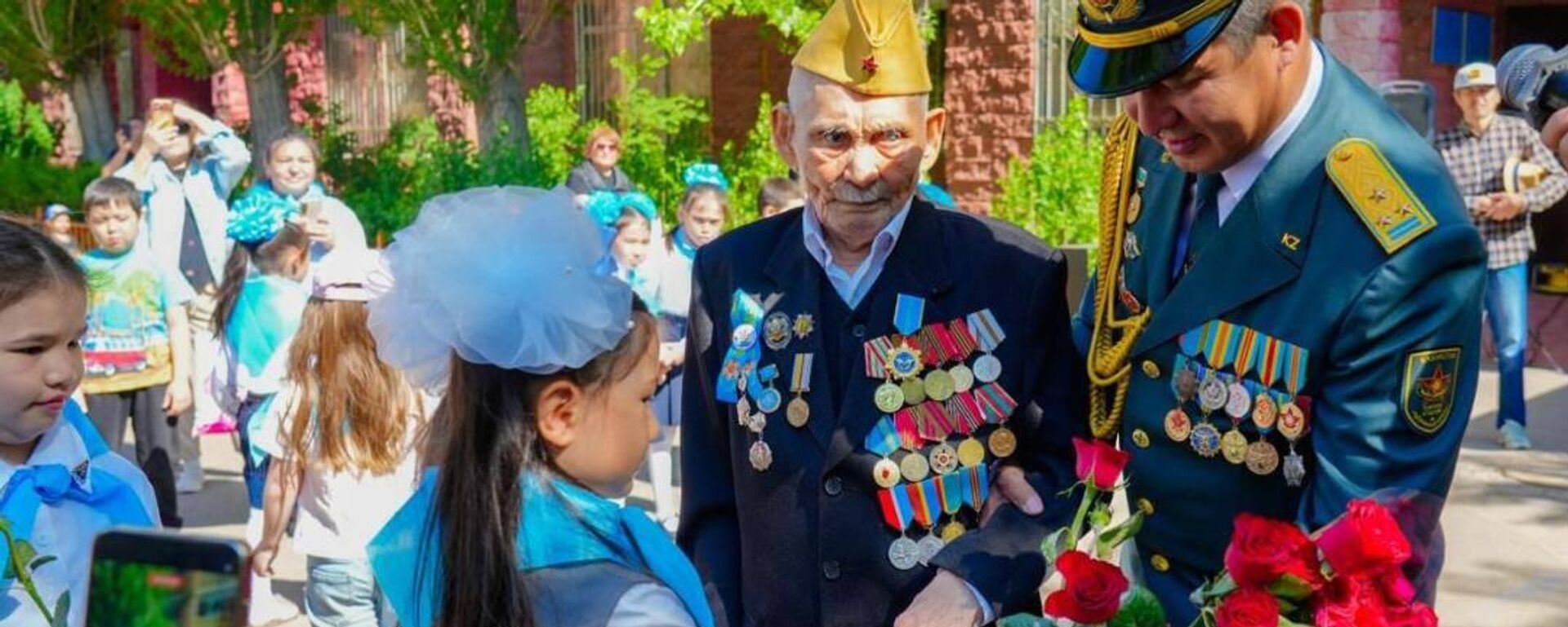Астанада жалғыз соғыс ардагері Рзағұл Байкешевке құрмет көрсетілді  - Sputnik Қазақстан, 1920, 09.05.2026