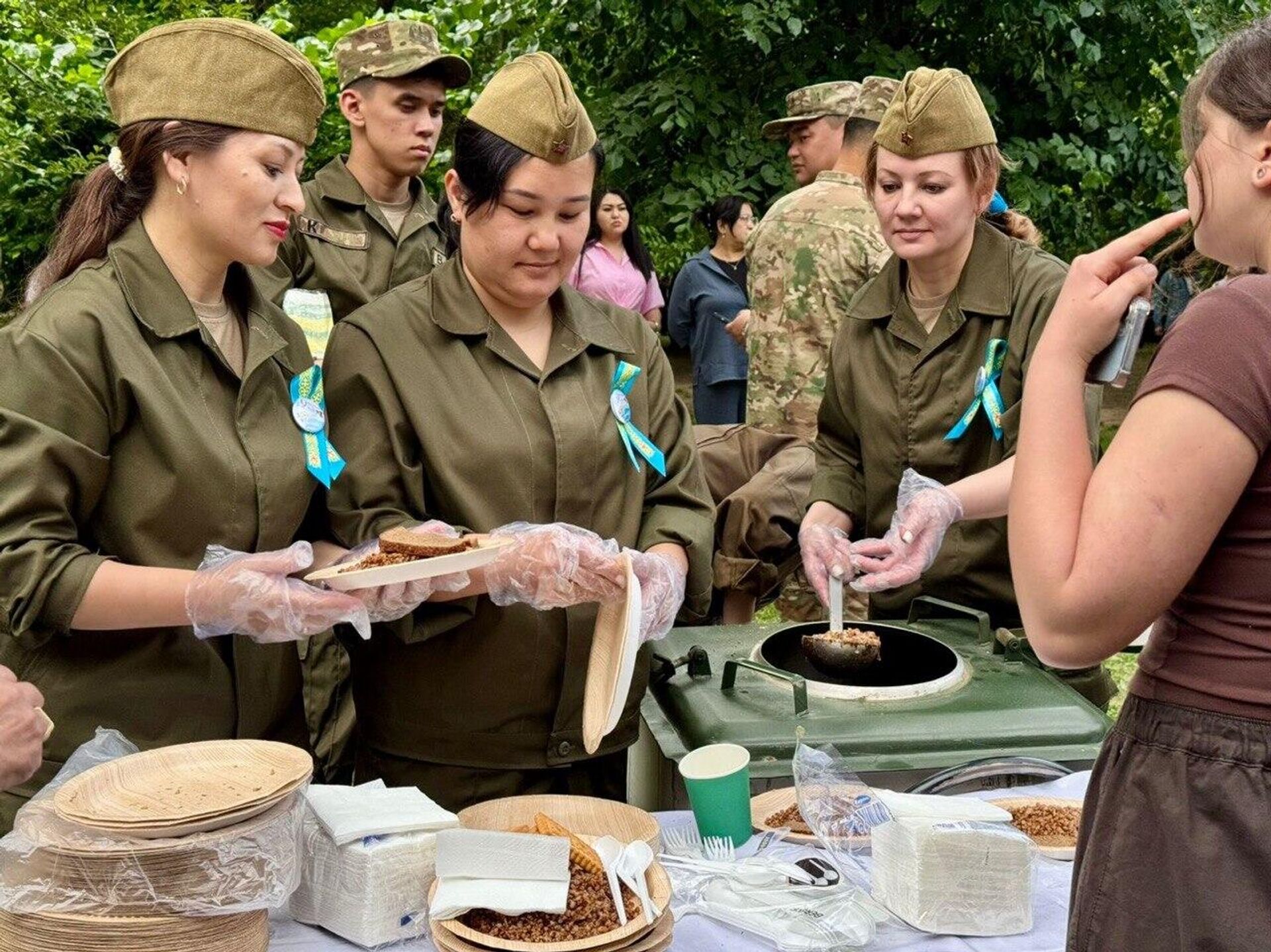Курсанты ВИИРЭиС угостили алматинцев солдатской кашей в честь Дня Победы
Курсанты ВИИРЭиС угостили алматинцев солдатской кашей в честь Дня Победы
- Sputnik Казахстан, 1920, 10.05.2026