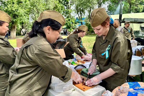Курсанты ВИИРЭиС угостили алматинцев солдатской кашей в честь Дня Победы
Курсанты ВИИРЭиС угостили алматинцев солдатской кашей в честь Дня Победы
- Sputnik Казахстан