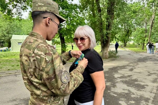 Курсанты ВИИРЭиС угостили алматинцев солдатской кашей в честь Дня Победы
Курсанты ВИИРЭиС угостили алматинцев солдатской кашей в честь Дня Победы
- Sputnik Казахстан