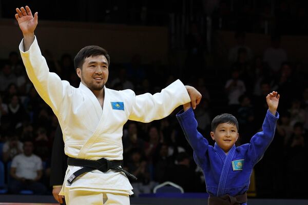 Олимпийский чемпион Елдос Сметов провел показательную схватку на Qazaqstan Barysy Grand Slam Олимпийский чемпион Елдос Сметов провел показательную схватку на Qazaqstan Barysy Grand Slam - Sputnik Казахстан