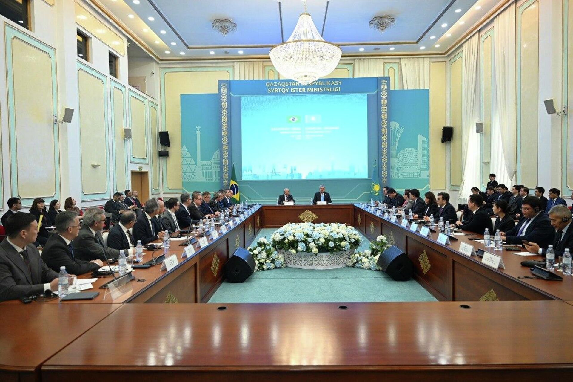 Министр иностранных дел Казахстана Ермек Кошербаев провел переговоры с коллегой из Бразилии Мауро Виейра  - Sputnik Казахстан, 1920, 11.05.2026