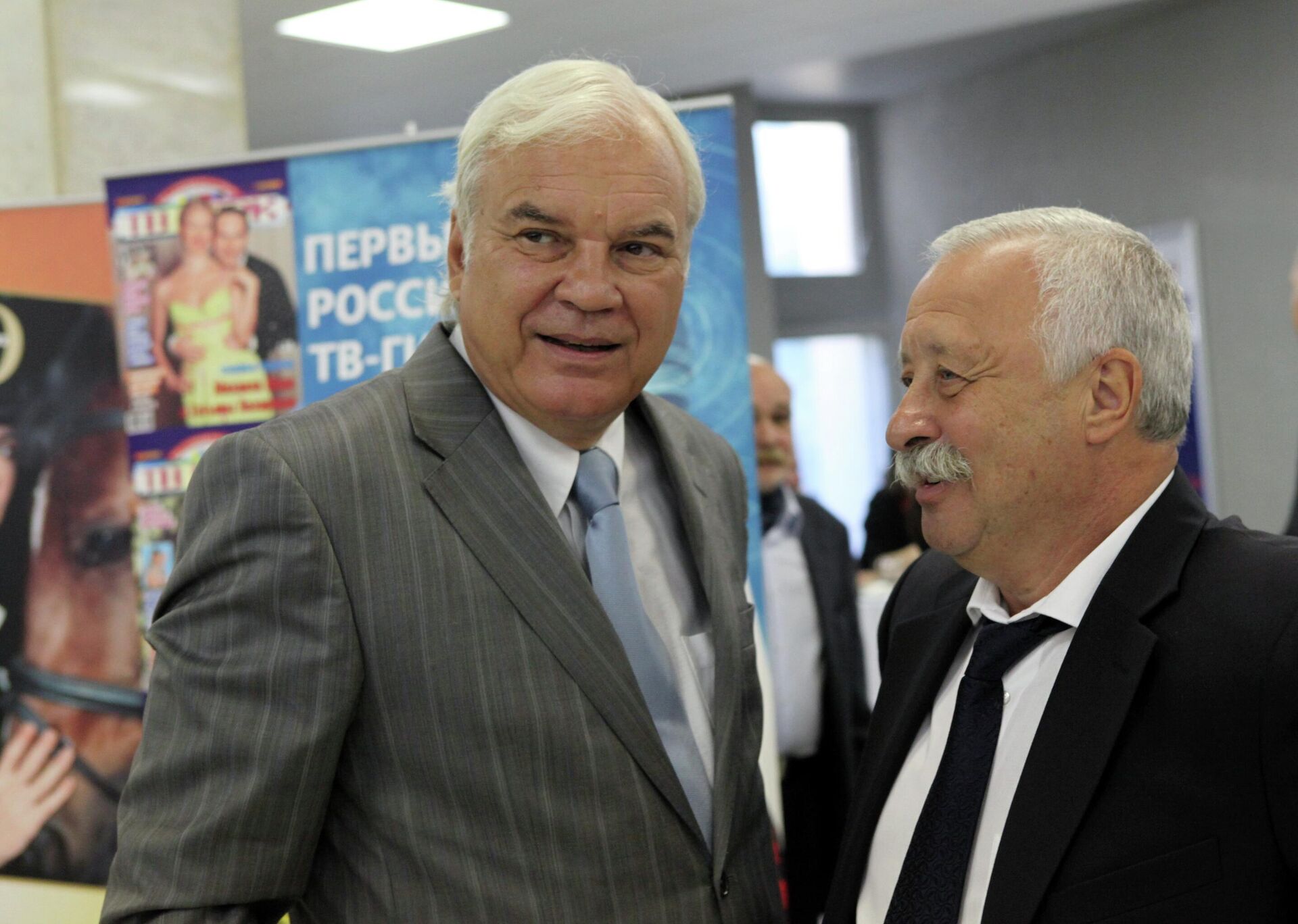 Академик Российской академии телевидения Владимир Молчанов и телеведущий Леонид Якубович - Sputnik Казахстан, 1920, 13.05.2026