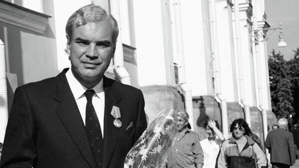 Тележурналист Владимир Молчанов с медалью Защитнику Свободной России, 1991 год - Sputnik Казахстан