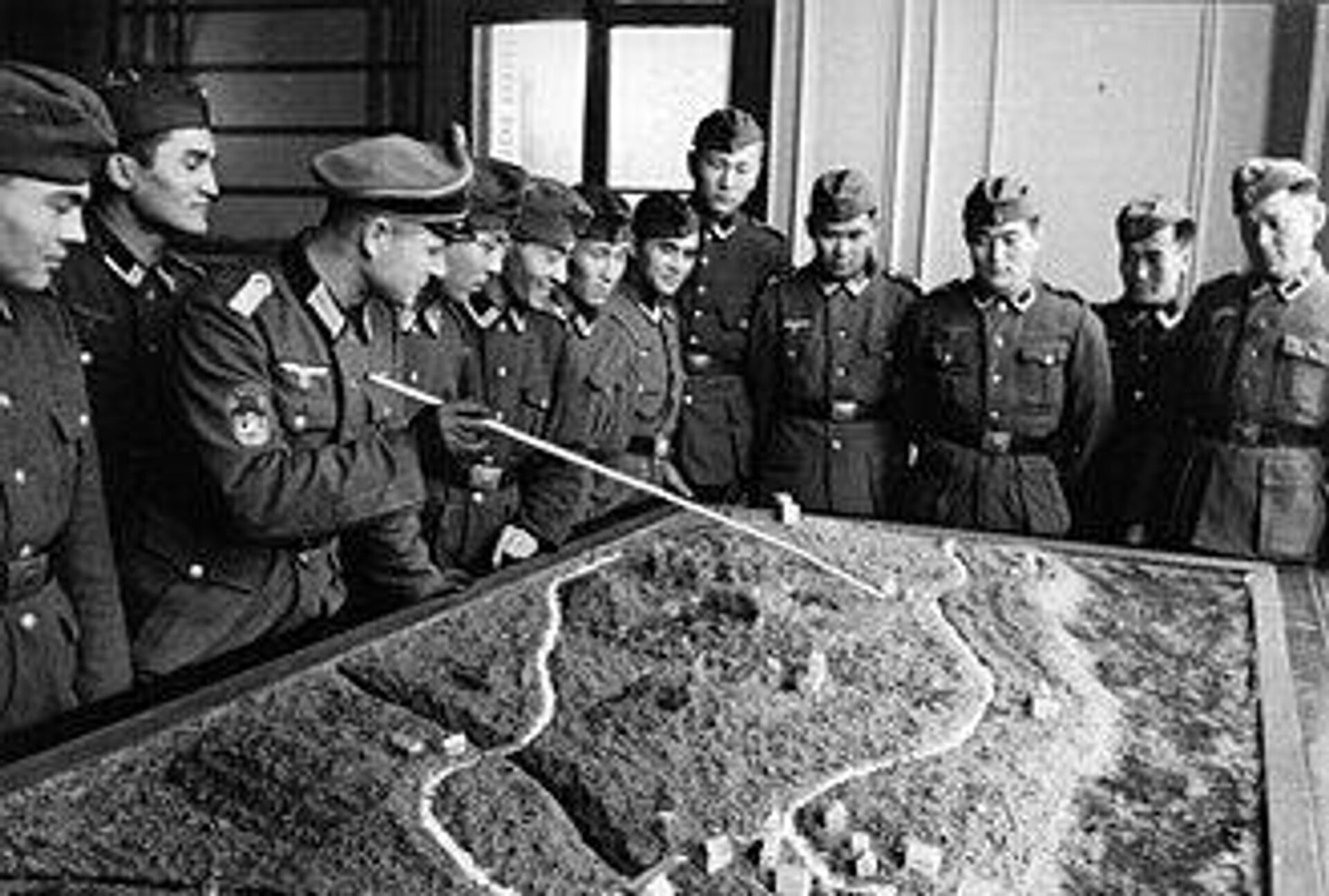 Солдаты Туркестанского легиона во время разрабатывания плана в Нормандии, 1943 год
Солдаты Туркестанского легиона во время разрабатывания плана в Нормандии, 1943 год
- Sputnik Казахстан, 1920, 13.05.2026