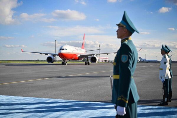 Касым-Жомарт Токаев встретил в аэропорту Астаны Реджепа Тайипа Эрдогана - Sputnik Казахстан