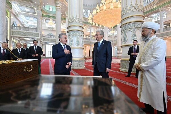 Қасым-Жомарт Тоқаев Өзбекстан Президенті Шавкат Мирзиёевпен бірге Түркістандағы жаңа мешітті аралап көрді - Sputnik Қазақстан
