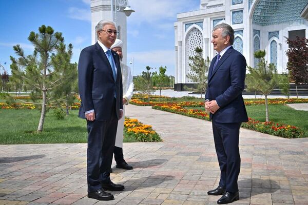 Қасым-Жомарт Тоқаев Өзбекстан Президенті Шавкат Мирзиёевпен бірге Түркістандағы жаңа мешітті аралап көрді - Sputnik Казахстан
