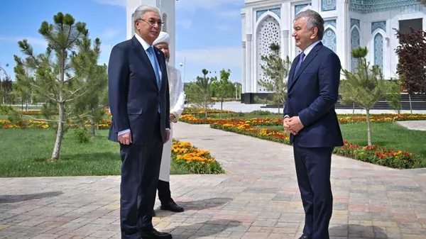 Қасым-Жомарт Тоқаев Өзбекстан Президенті Шавкат Мирзиёевпен бірге Түркістандағы жаңа мешітті аралап көрді - Sputnik Қазақстан