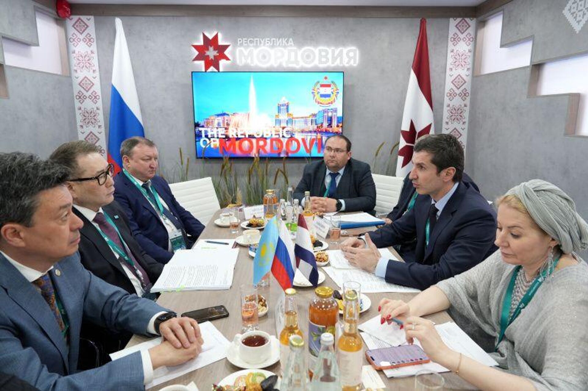 Арман Шаккалиев встретился с делегацией Республики Мордовия на полях форума в Казани Арман Шаккалиев встретился с делегацией Республики Мордовия на полях форума в Казани - Sputnik Казахстан, 1920, 16.05.2026