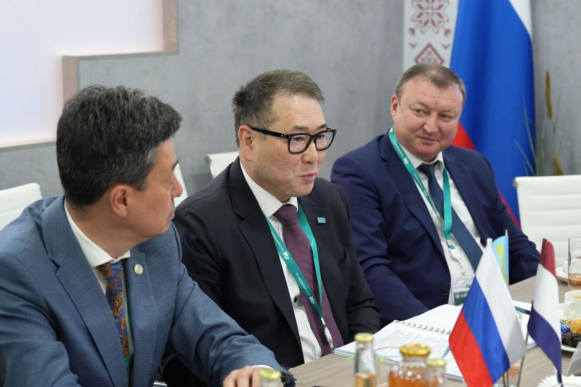 Арман Шаккалиев встретился с делегацией Республики Мордовия на полях форума в Казани Арман Шаккалиев встретился с делегацией Республики Мордовия на полях форума в Казани - Sputnik Казахстан, 1920, 16.05.2026